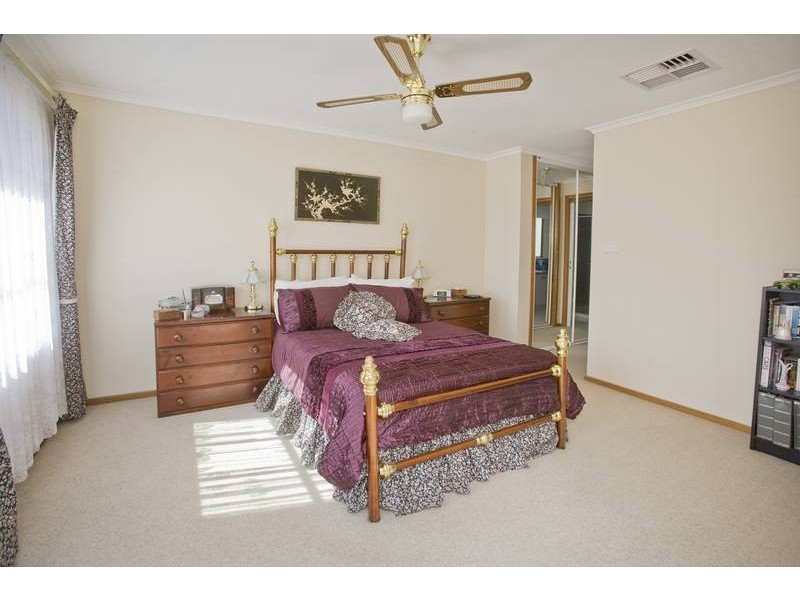 5 Edward Freeth Drive, Endeavour Hills VIC 3802