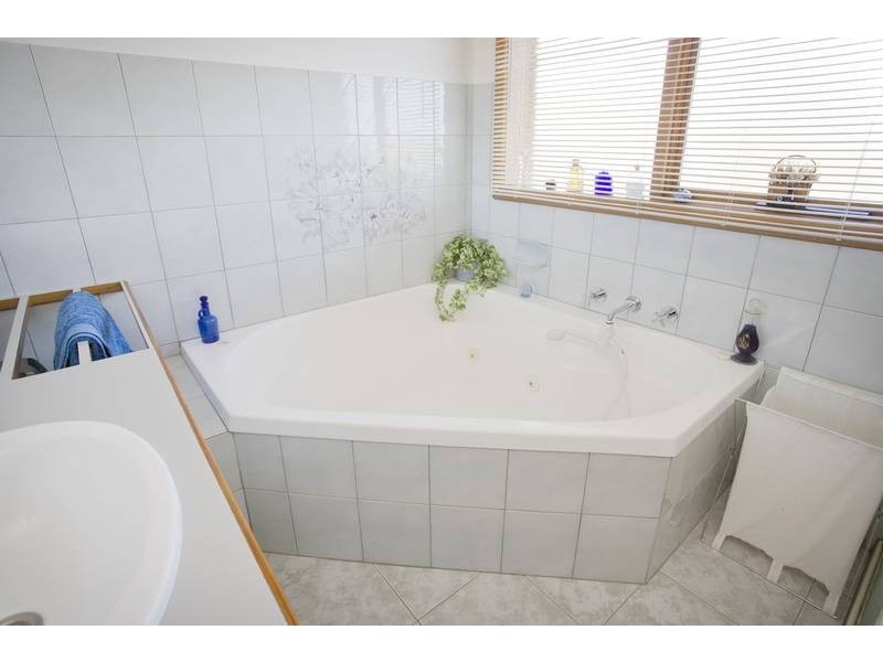 5 Edward Freeth Drive, Endeavour Hills VIC 3802