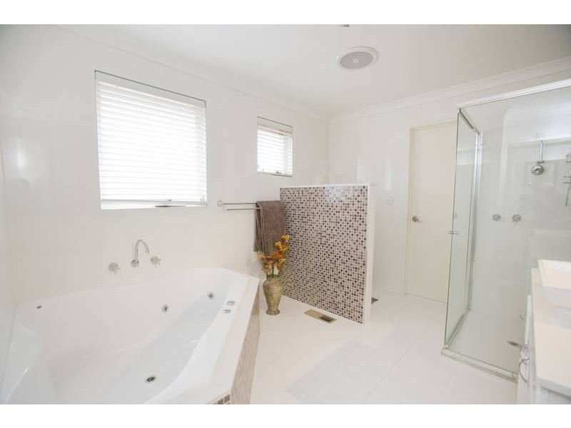 24 John Fawkner Drive, Endeavour Hills VIC 3802