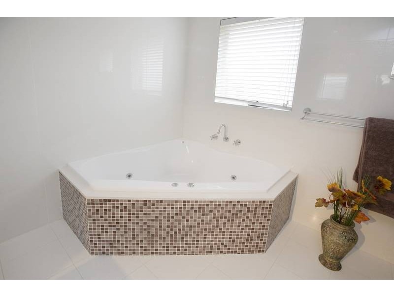 24 John Fawkner Drive, Endeavour Hills VIC 3802