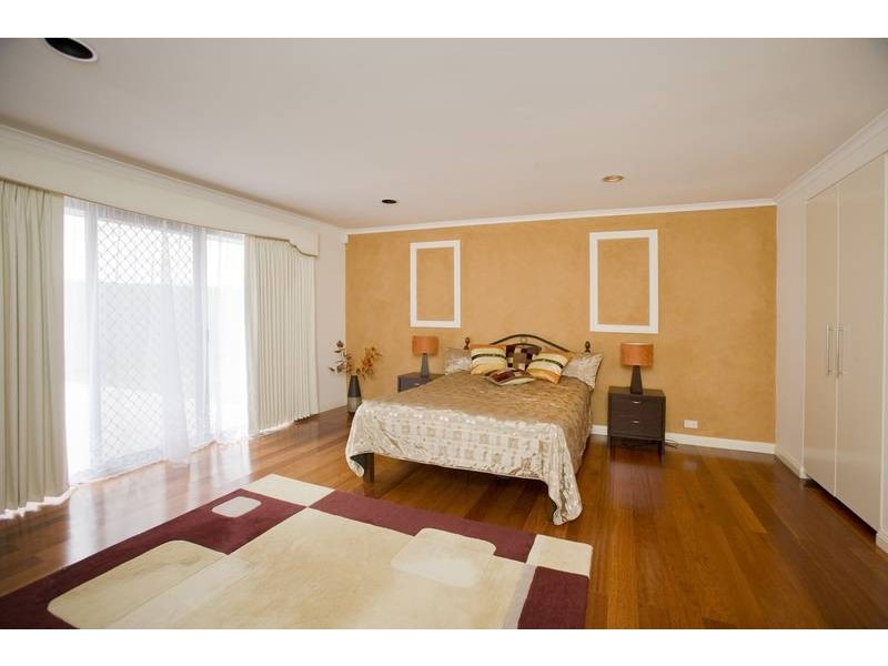 24 John Fawkner Drive, Endeavour Hills VIC 3802