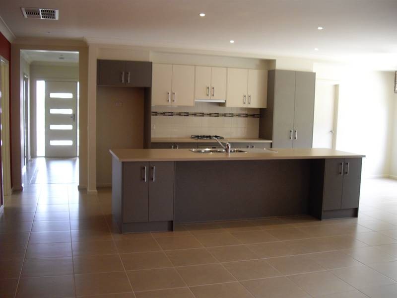 6 Angelique Street, Berwick VIC 3806