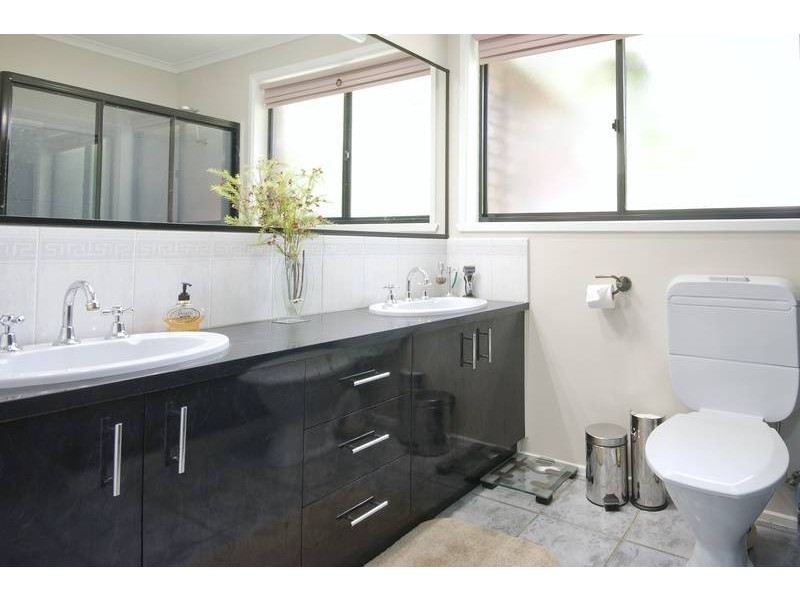 4 Sporing Court, Endeavour Hills VIC 3802