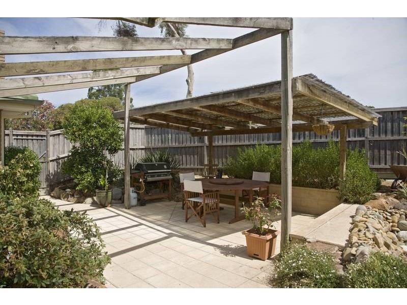 13 Broadwalk Grove, Endeavour Hills VIC 3802