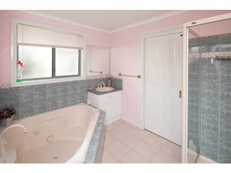 12 Renee Ave, Endeavour Hills VIC 3802