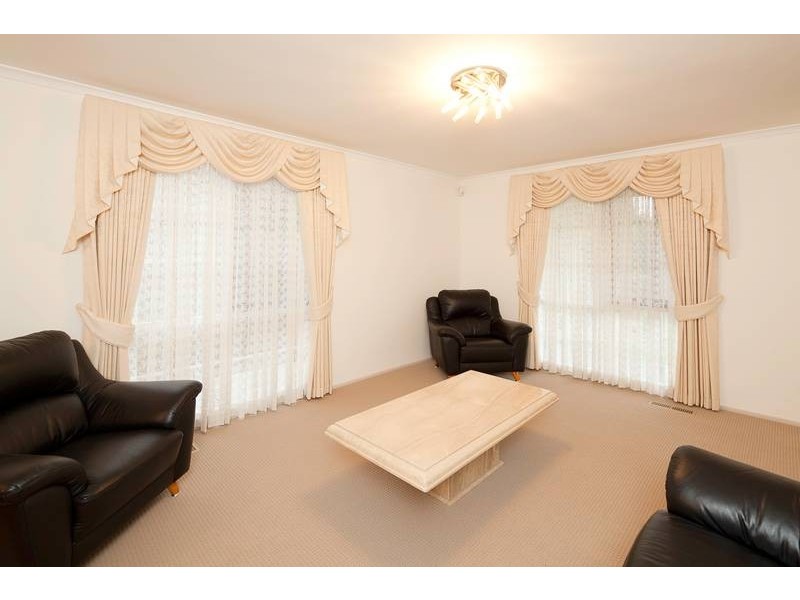 287 James Cook Drive, Endeavour Hills VIC 3802