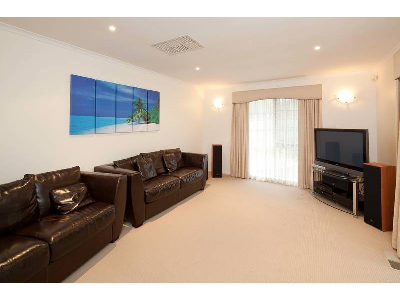 287 James Cook Drive, Endeavour Hills VIC 3802