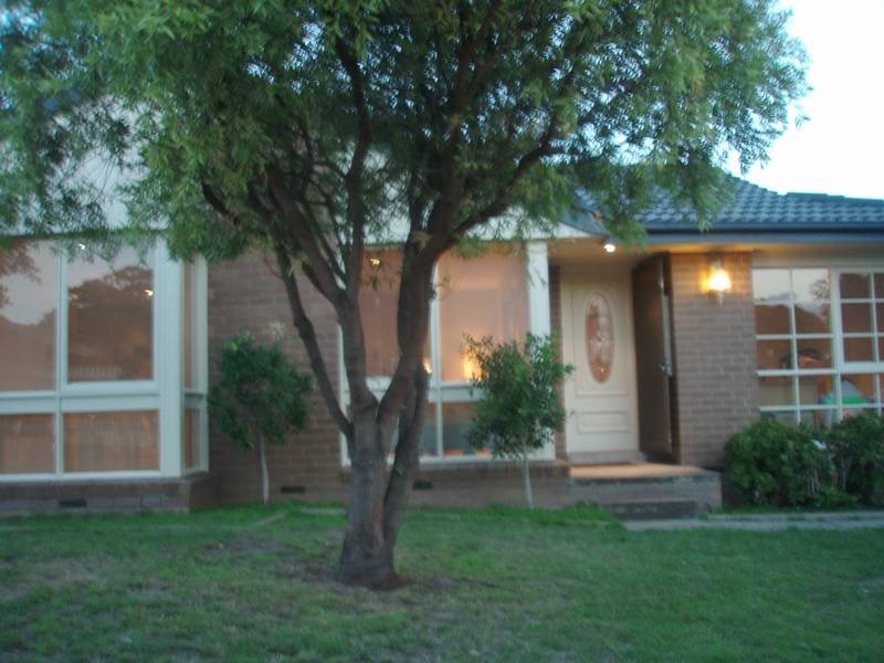 43 Robert Molyneux Ave, Endeavour Hills VIC 3802