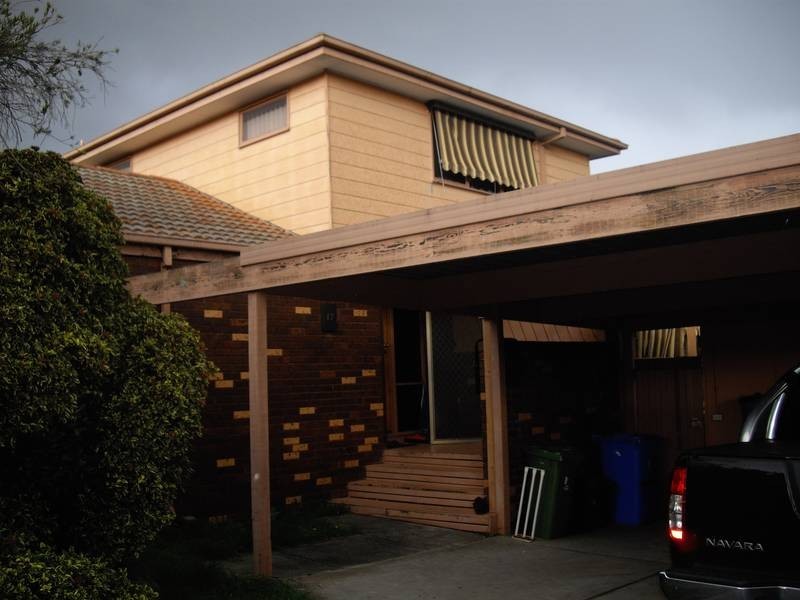 17 Robert Molyneux Ave, Endeavour Hills VIC 3802