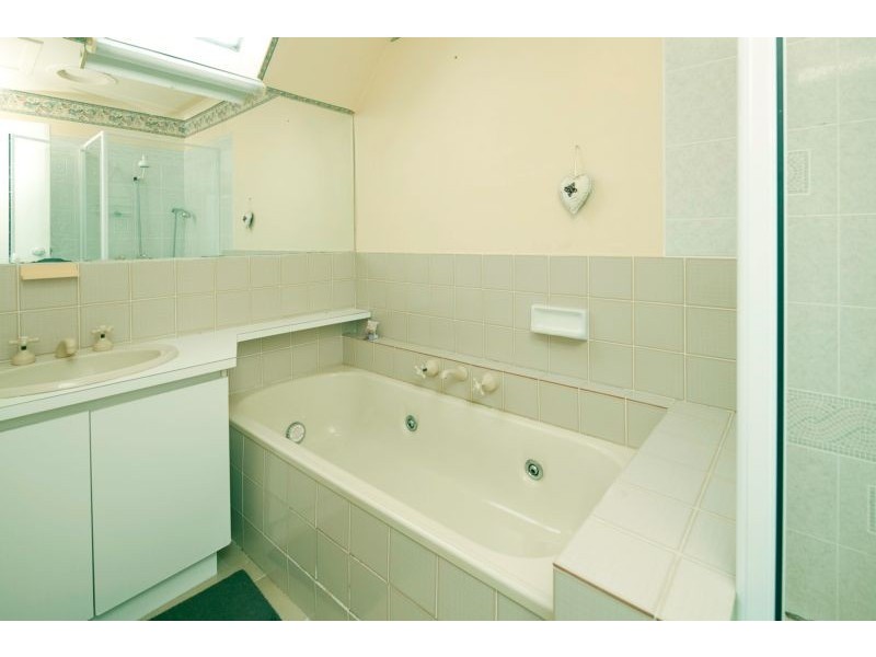 23 Sienna Crescent, Endeavour Hills VIC 3802