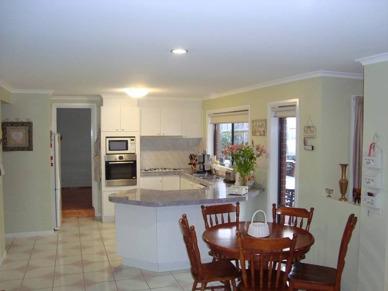 13 Kassan Gardens, Endeavour Hills VIC 3802