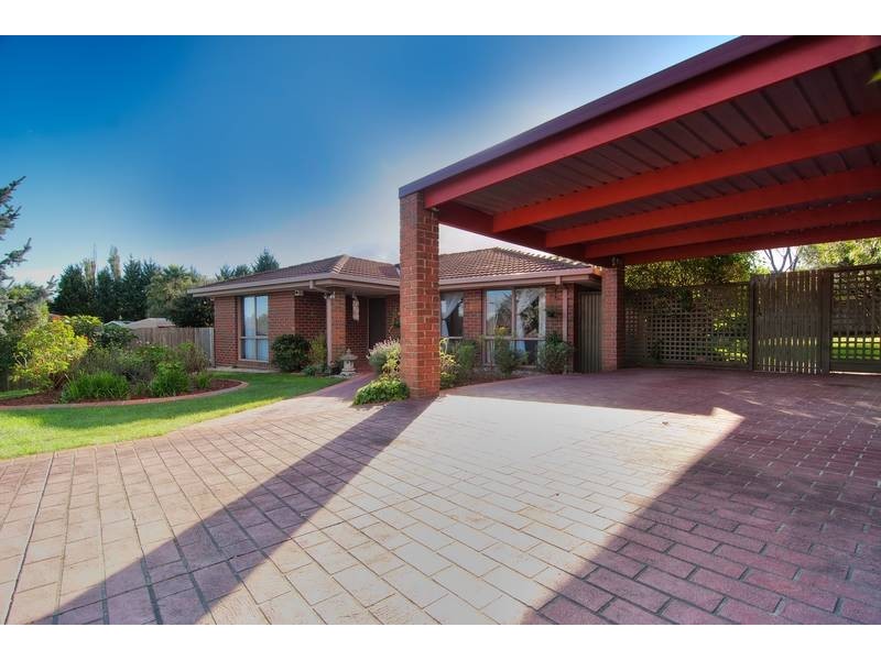 16 Arthur Phillip Drive, Endeavour Hills VIC 3802
