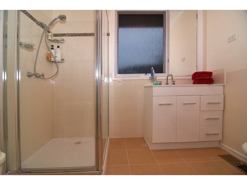 8 Harvey Place, Endeavour Hills VIC 3802