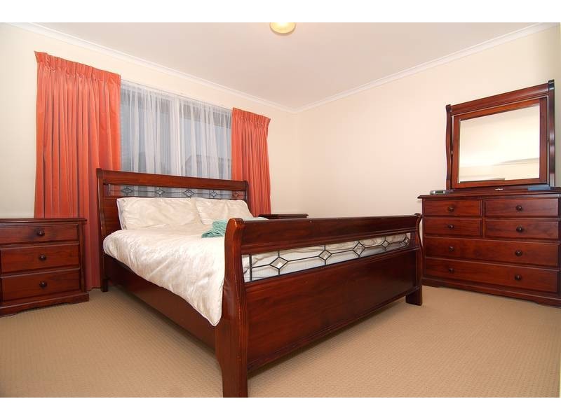 8 Harvey Place, Endeavour Hills VIC 3802