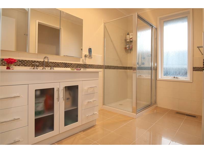 8 Harvey Place, Endeavour Hills VIC 3802