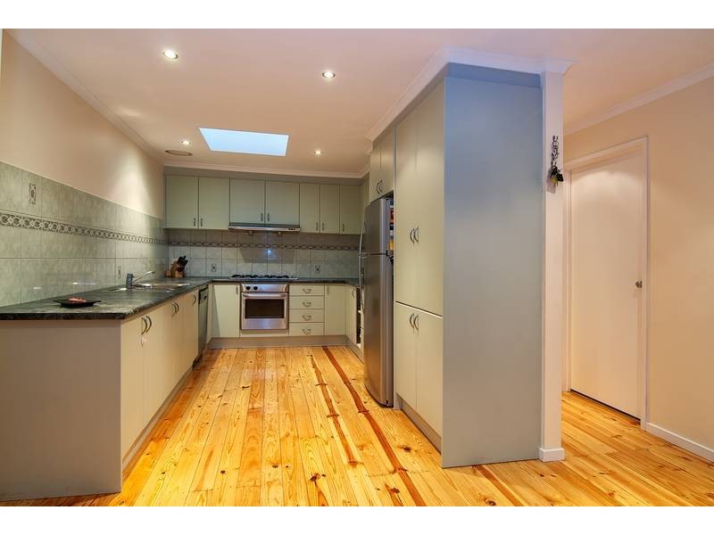 8 Harvey Place, Endeavour Hills VIC 3802