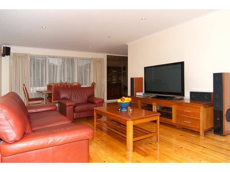 8 Harvey Place, Endeavour Hills VIC 3802