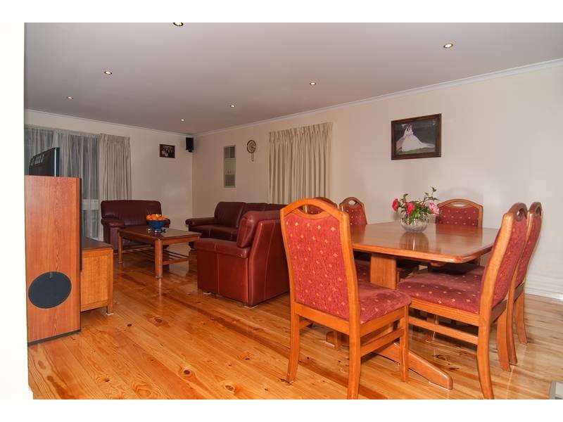 8 Harvey Place, Endeavour Hills VIC 3802