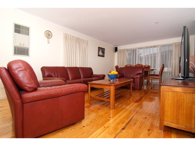 8 Harvey Place, Endeavour Hills VIC 3802