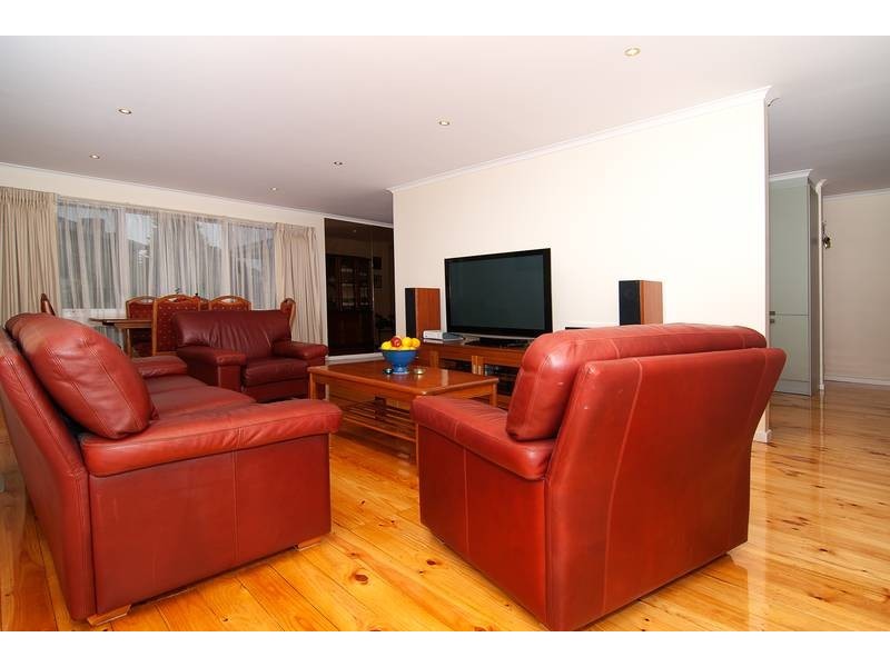 8 Harvey Place, Endeavour Hills VIC 3802