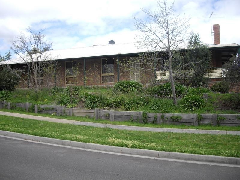 16 Showjump Crescent, Endeavour Hills VIC 3802