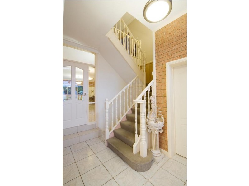 18 Monkhouse Drive, Endeavour Hills VIC 3802