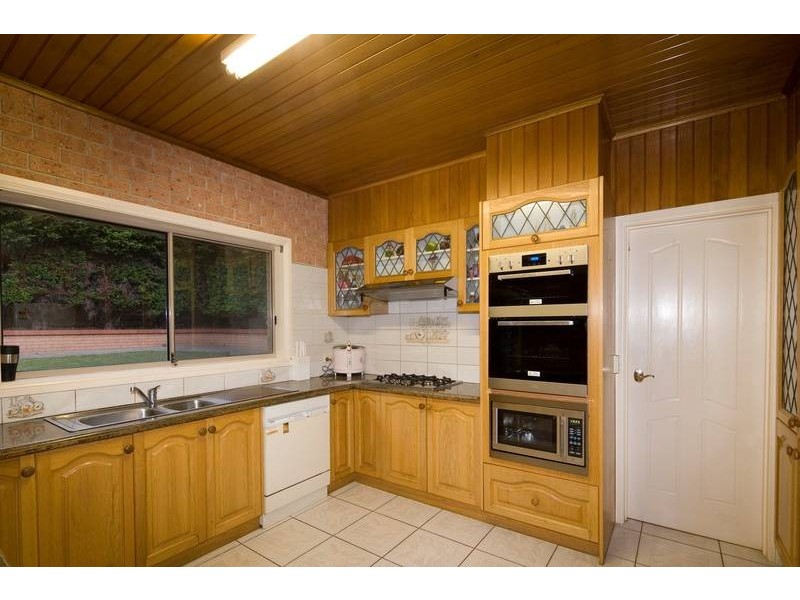 18 Monkhouse Drive, Endeavour Hills VIC 3802