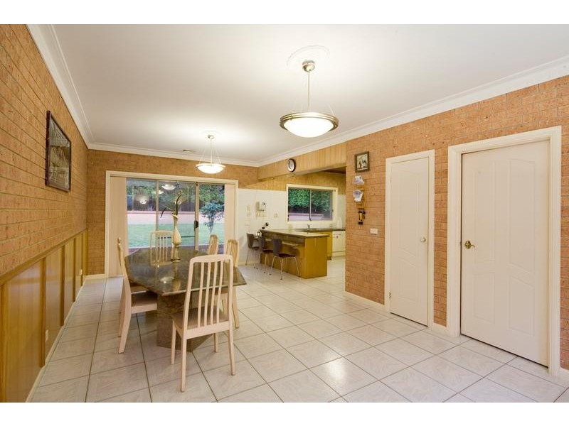 18 Monkhouse Drive, Endeavour Hills VIC 3802