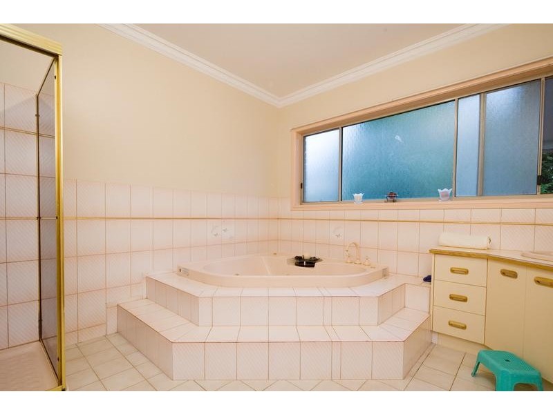 18 Monkhouse Drive, Endeavour Hills VIC 3802