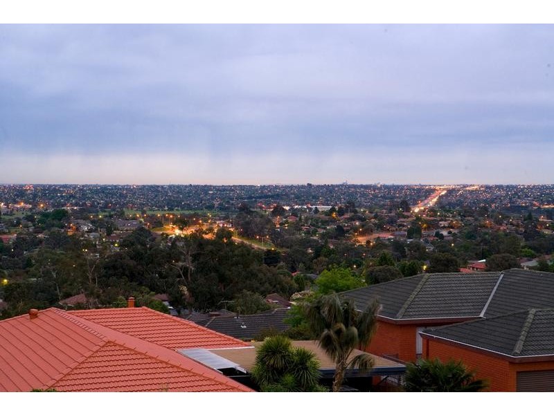 18 Monkhouse Drive, Endeavour Hills VIC 3802