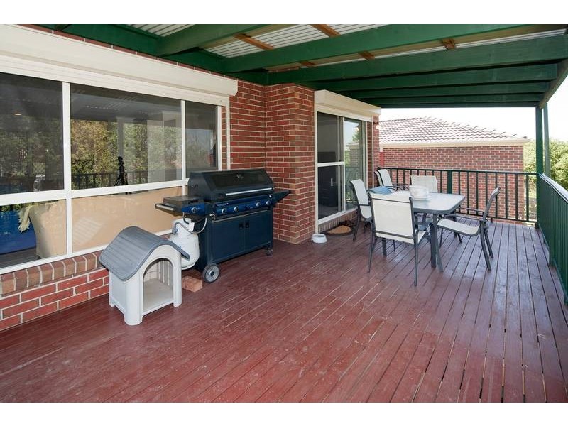 16 Hellyer Way, Endeavour Hills VIC 3802