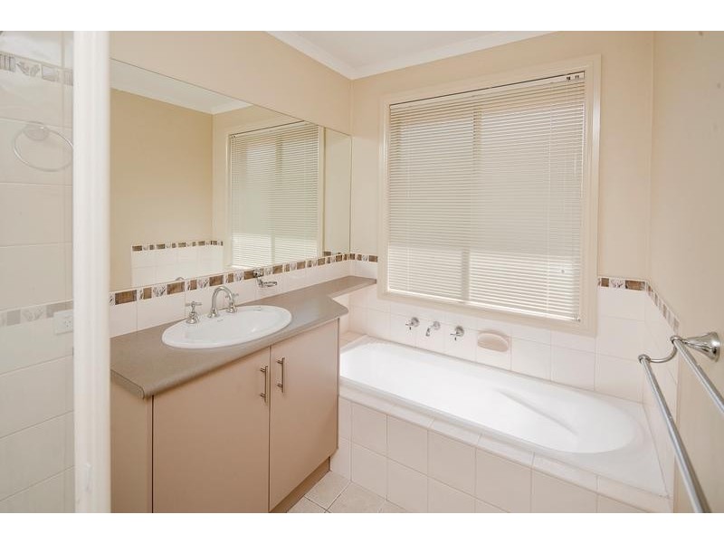 34 Meadowlands Way, Berwick VIC 3806