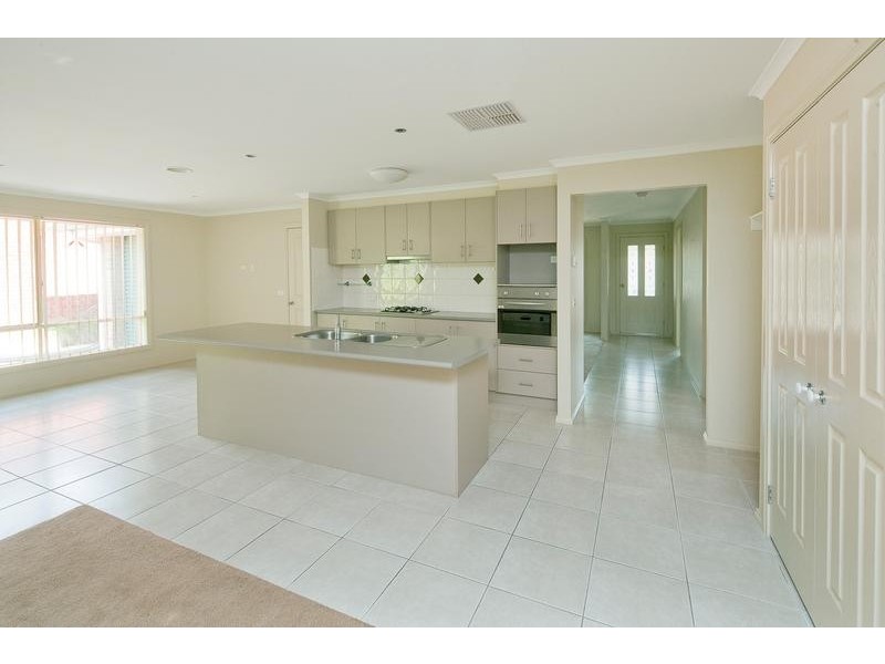 34 Meadowlands Way, Berwick VIC 3806