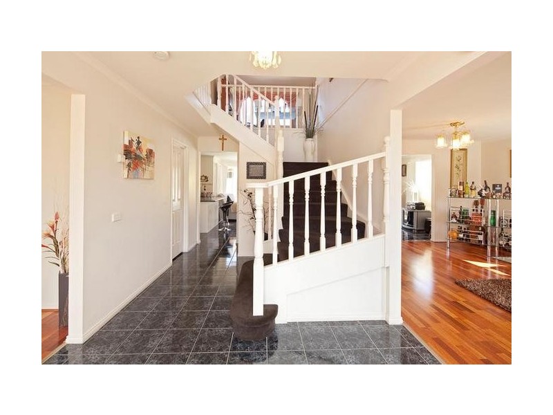 15 Erica Close, Endeavour Hills VIC 3802