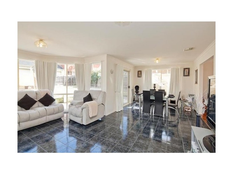 15 Erica Close, Endeavour Hills VIC 3802