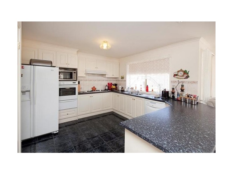 15 Erica Close, Endeavour Hills VIC 3802