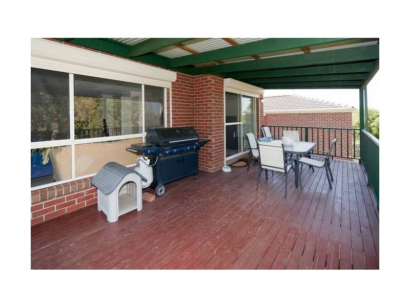 16 Hellyer Way, Endeavour Hills VIC 3802