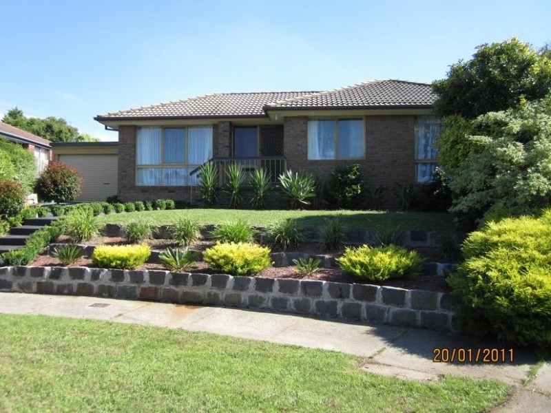 8 Newmill Close, Endeavour Hills VIC 3802