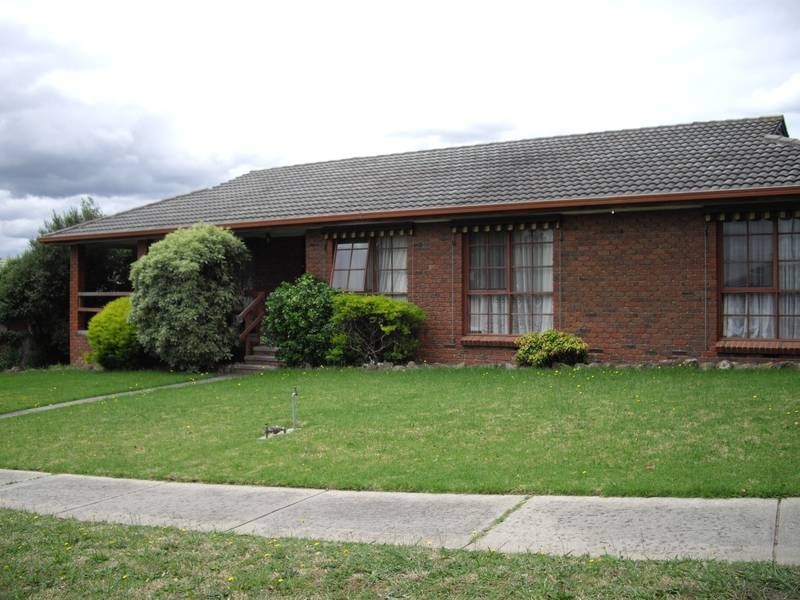 2 Endeavour Cres, Endeavour Hills VIC 3802