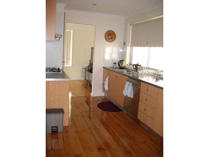 8 Leprosa Close, Endeavour Hills VIC 3802