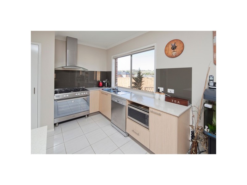 8 Loren Court, Endeavour Hills VIC 3802