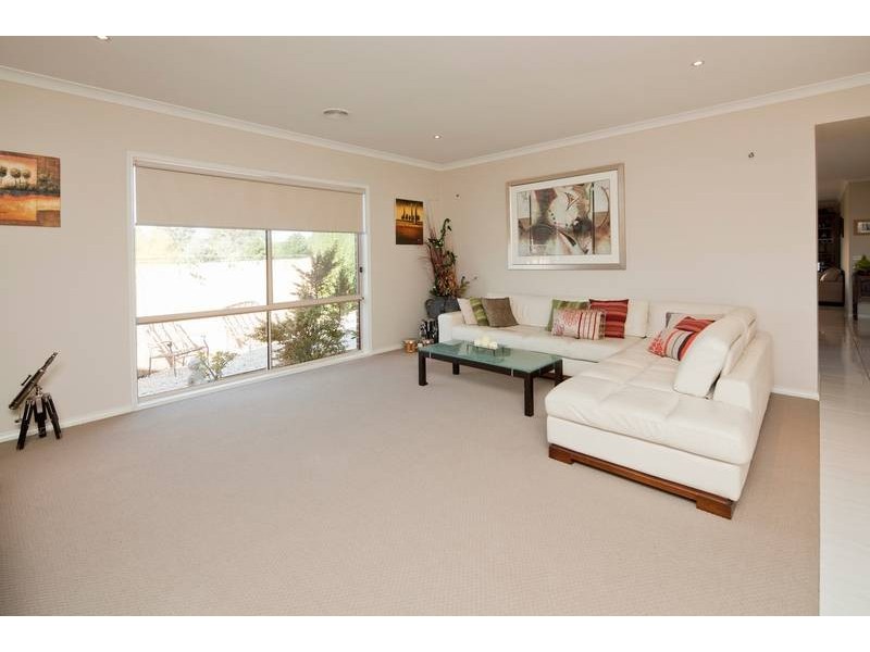 8 Loren Court, Endeavour Hills VIC 3802