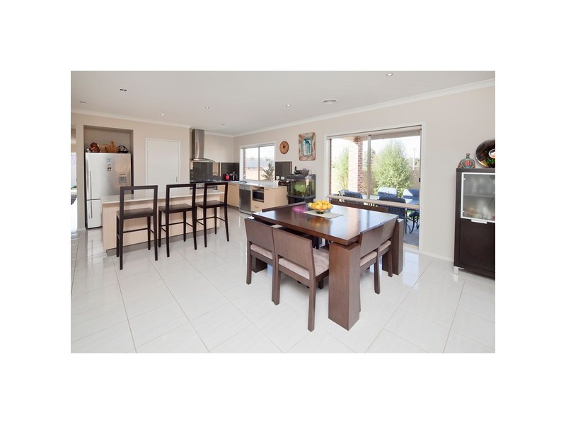 8 Loren Court, Endeavour Hills VIC 3802