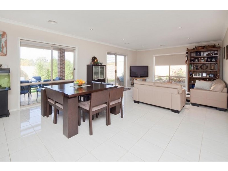 8 Loren Court, Endeavour Hills VIC 3802