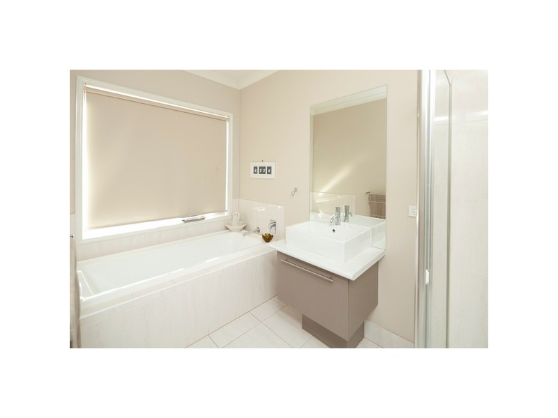 8 Loren Court, Endeavour Hills VIC 3802