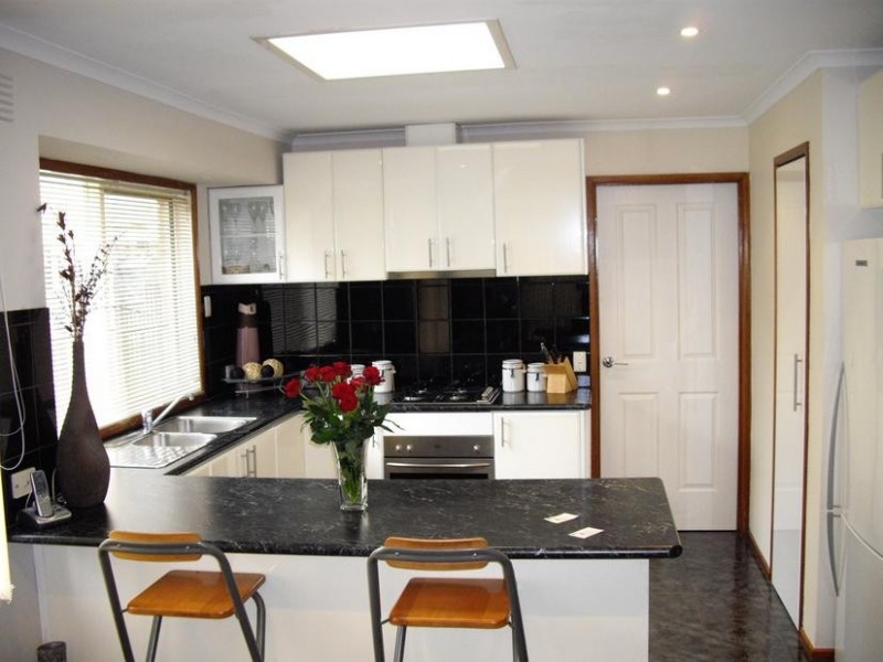 9 Grove End Road, Endeavour Hills VIC 3802