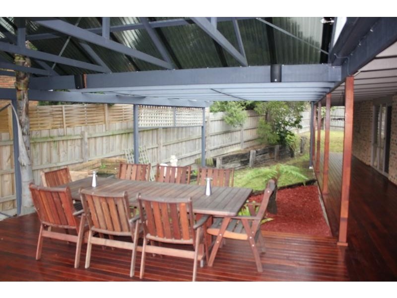 8 Janmara Court, Endeavour Hills VIC 3802