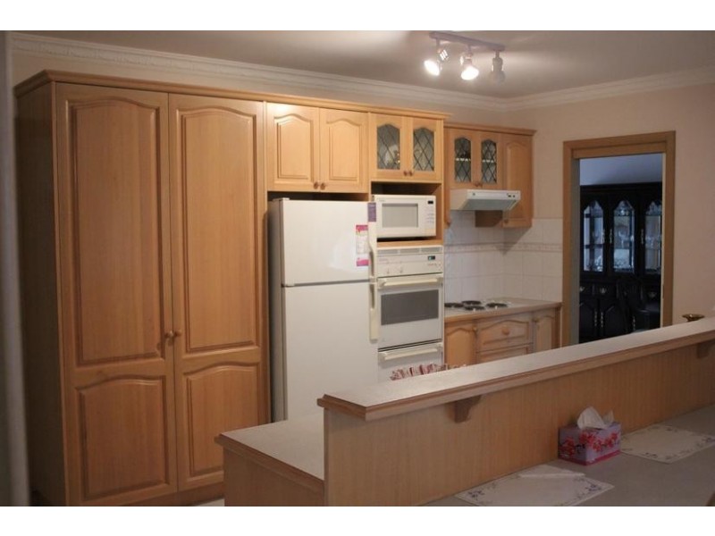 16 Monica Close, Endeavour Hills VIC 3802