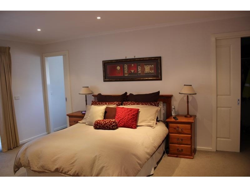 25 Struan Avenue, Endeavour Hills VIC 3802