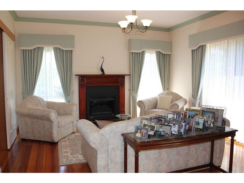 8 Fleming Court, Endeavour Hills VIC 3802